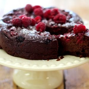 Brownie de chocolate com framboesas