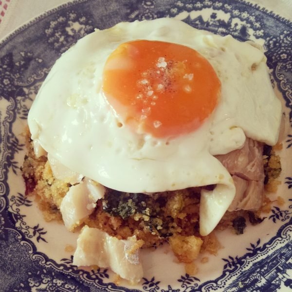 Lascas de bacalhau com migas de broa, alheira e grelos e ovo estrelado em azeite